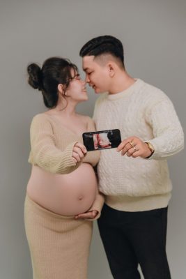 Chụp Ảnh Bầu Cùng Chồng Con: Lưu Giữ Khoảnh Khắc Cả Gia Đình Chào Đón Thiên Thần Nhỏ
