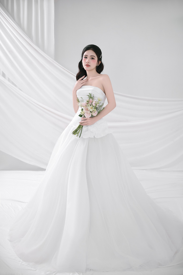 Tạo dáng đứng nghiêng nhẹ –Thanh lịch và tôn dáng